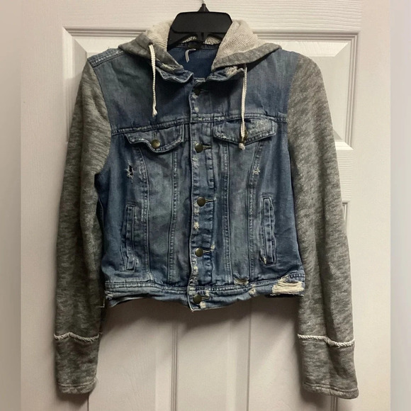 Free People 100% Cotton Distressed Denim Jean Jacket Size Small - Picture 2 of 6